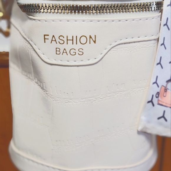 Women beige crossbody bucket bag - Picture 2 of 6